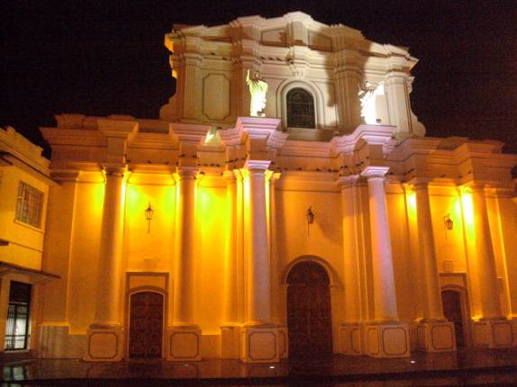 Praça central de Popayan, na Colômbia, de noite